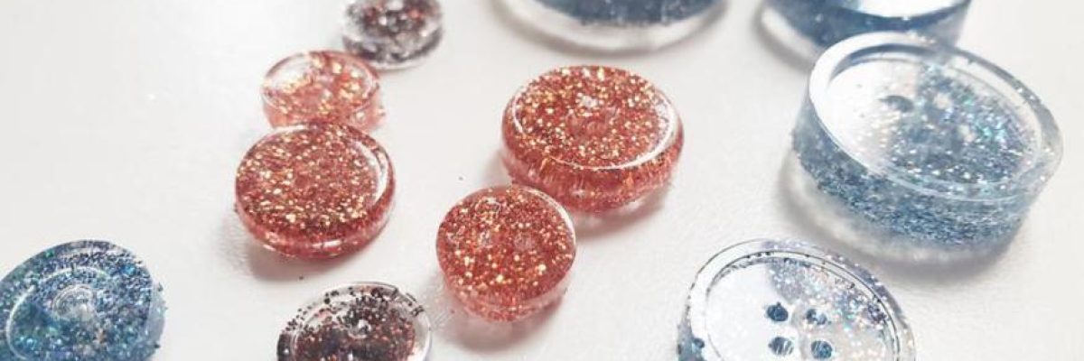Resin-Tutorial-Non-toxic-resin-buttons-and-jewelry~~element588